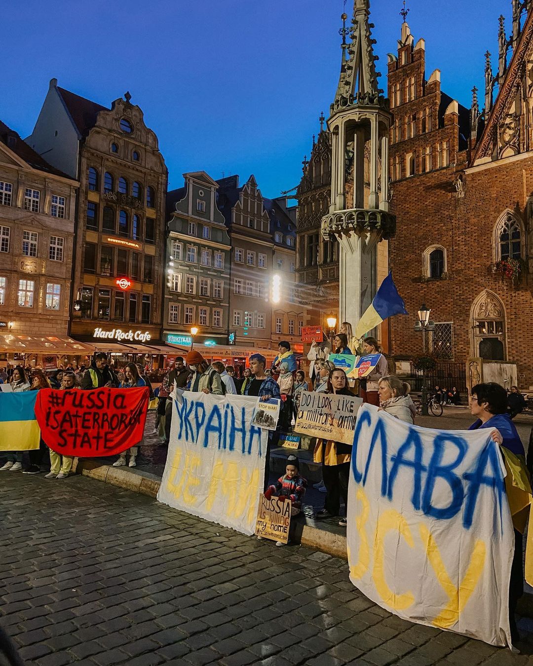 Ракетный террор РФ вывел на митинги в поддержку Украины тысячи людей в разных странах: фото и видео