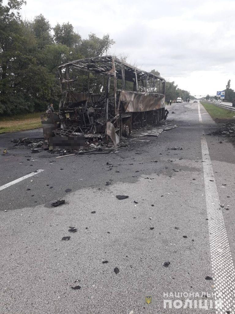 Под Житомиром международный автобус врезался в автовоз и сгорел: есть жертва, много пострадавших