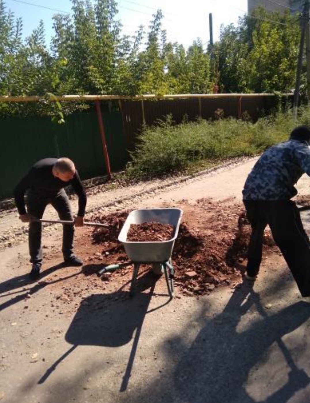 В оккупированном Донбассе ямы на дорогах латают мусором (фото)