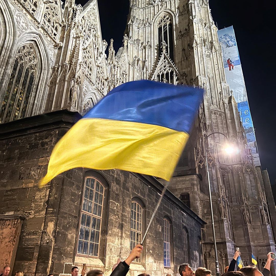 Ракетный террор РФ вывел на митинги в поддержку Украины тысячи людей в разных странах: фото и видео