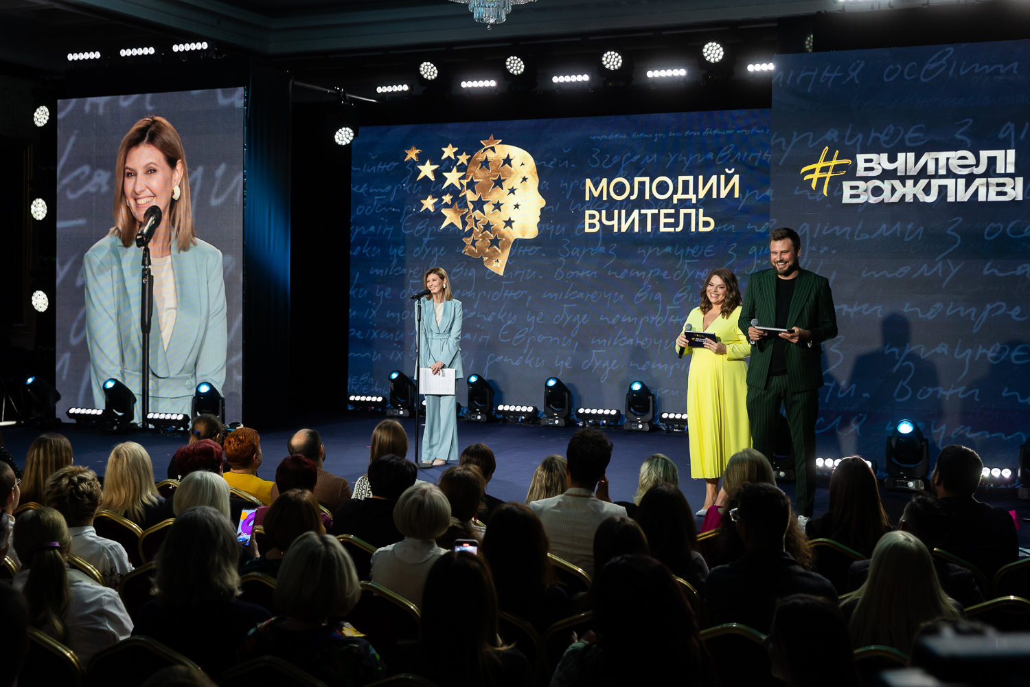 Елена Зеленская очаровала новым образом в небесном цвете (фото)