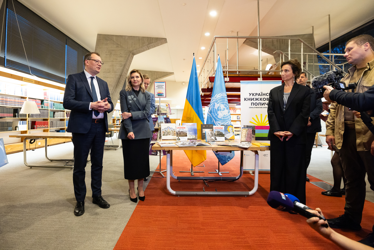 Зеленська вразила французів стильним жакетом з кульбабами під час виступу на конференції ЮНЕСКО