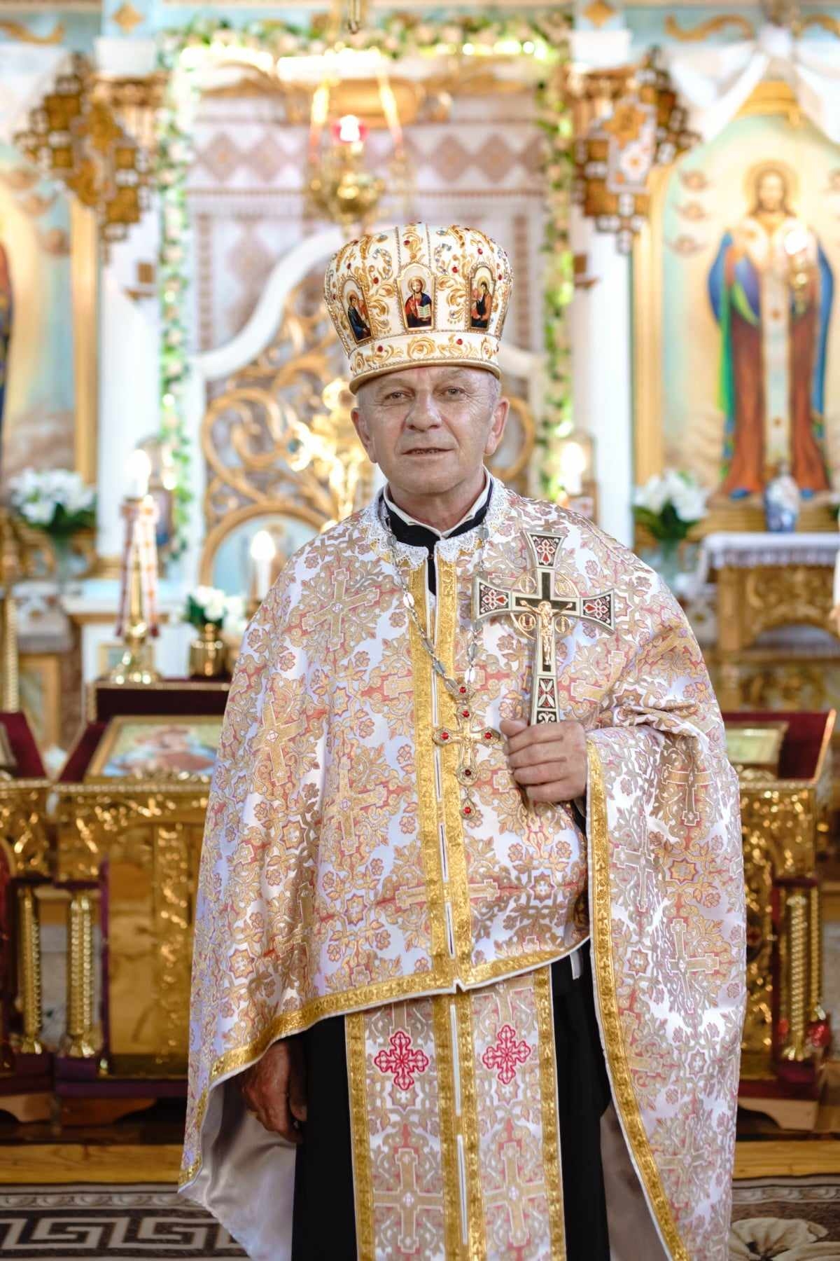 Український священик, який 22 роки носить протези, зворушливо підтримав військового (фото)