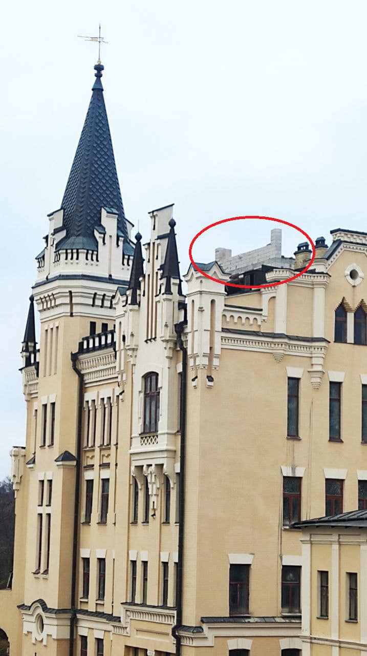 "Беспредел в историческом центре города". На замке Ричарда в Киеве возводят незаконную надстройку (фото)
