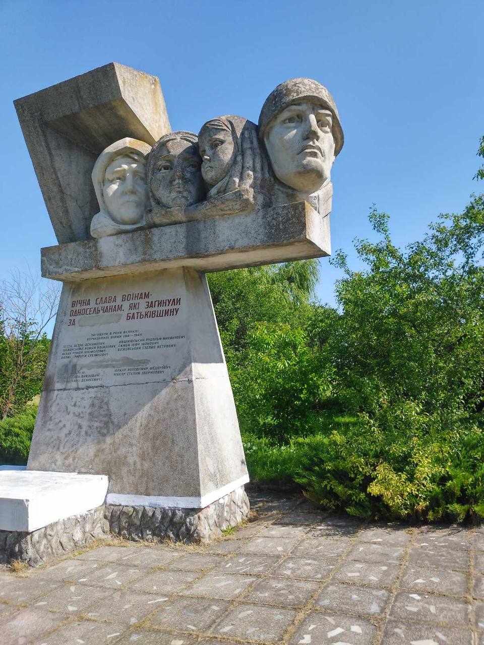 "Патріотичні" прикарпатці відмовились зносити комуністичні пам'ятники із прізвищами катів: деталі скандалу