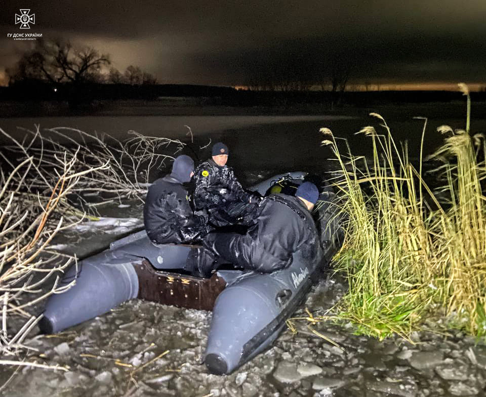 Під Києвом хлопчик провалився під лід і потонула. Які правила поведінки взимку треба розповісти дітям