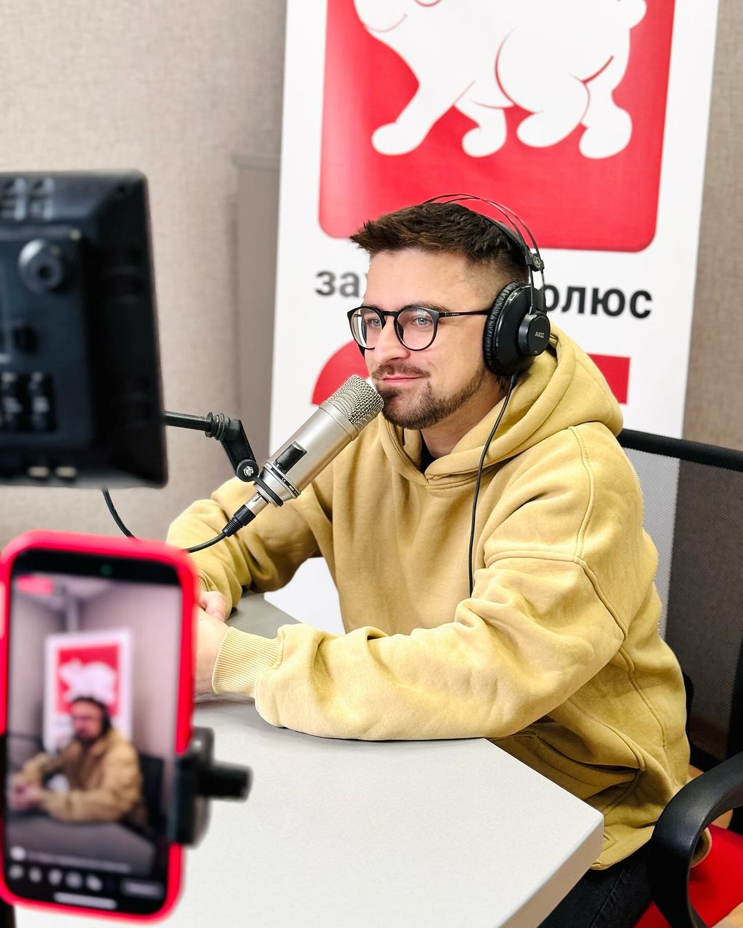 Известный певец честно рассказал о своих доходах: "С выступлений почти не зарабатываю"