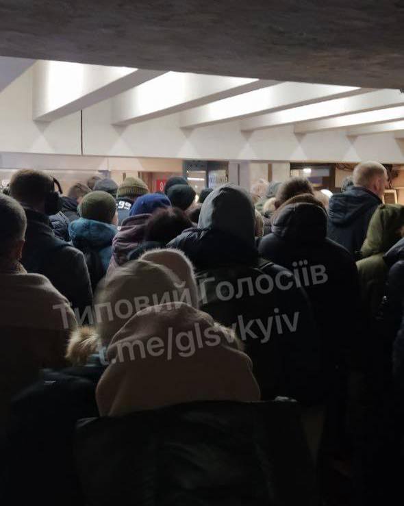 Что происходит в Киеве на Лыбидской после закрытия 6 станций метро (фото, видео)