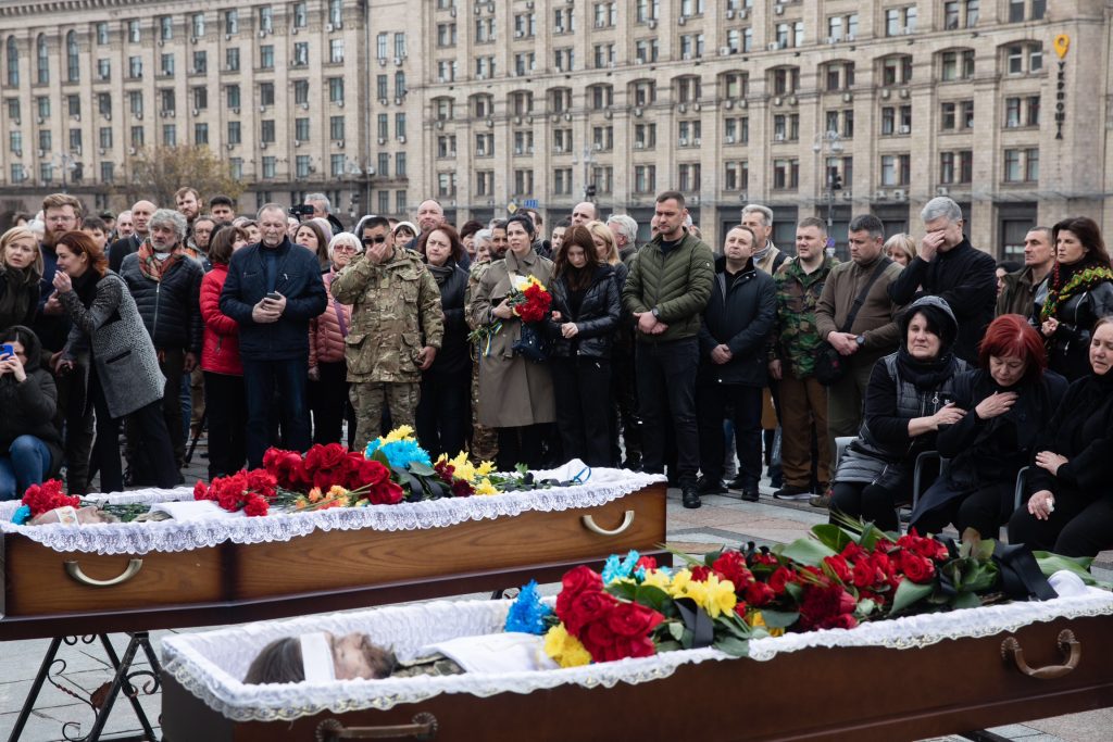 Порошенко с собратьями на Майдане Незалежности простились с Олегом Барной: фото