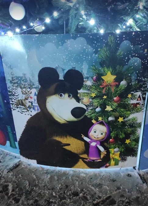Снігурка в кокошнику і ведмеді. Під Києвом ялинку прикрасили картинками із російського мультика (фото)