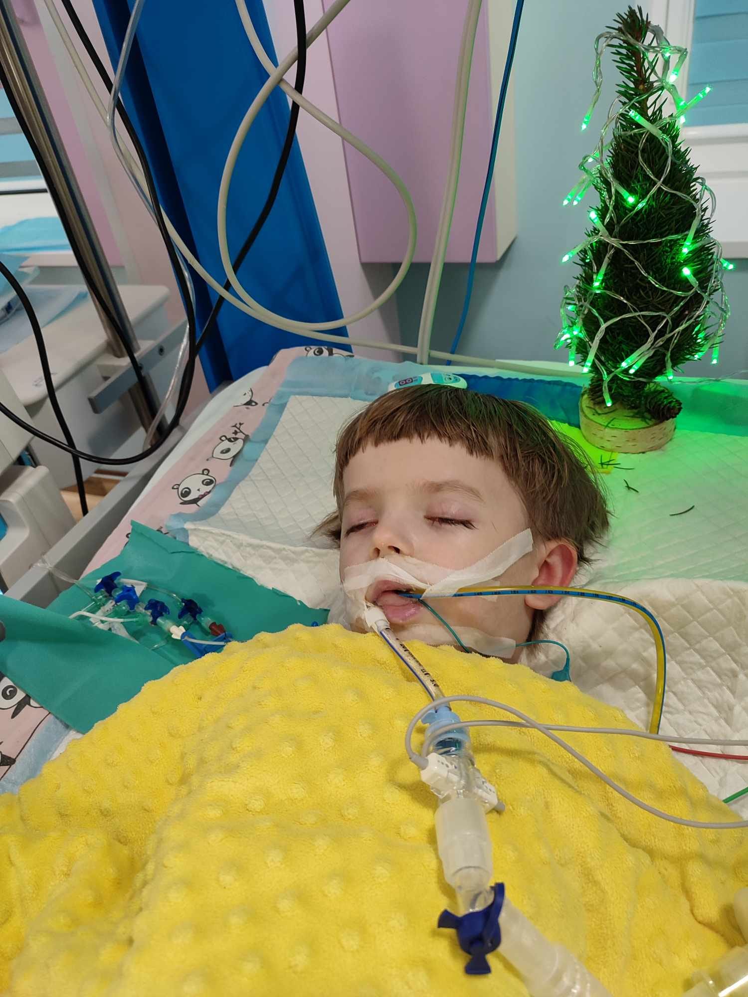 Помер 5-річний син відомого музиканта. Хлопчик так і не вийшов з коми після видалення молочних зубів