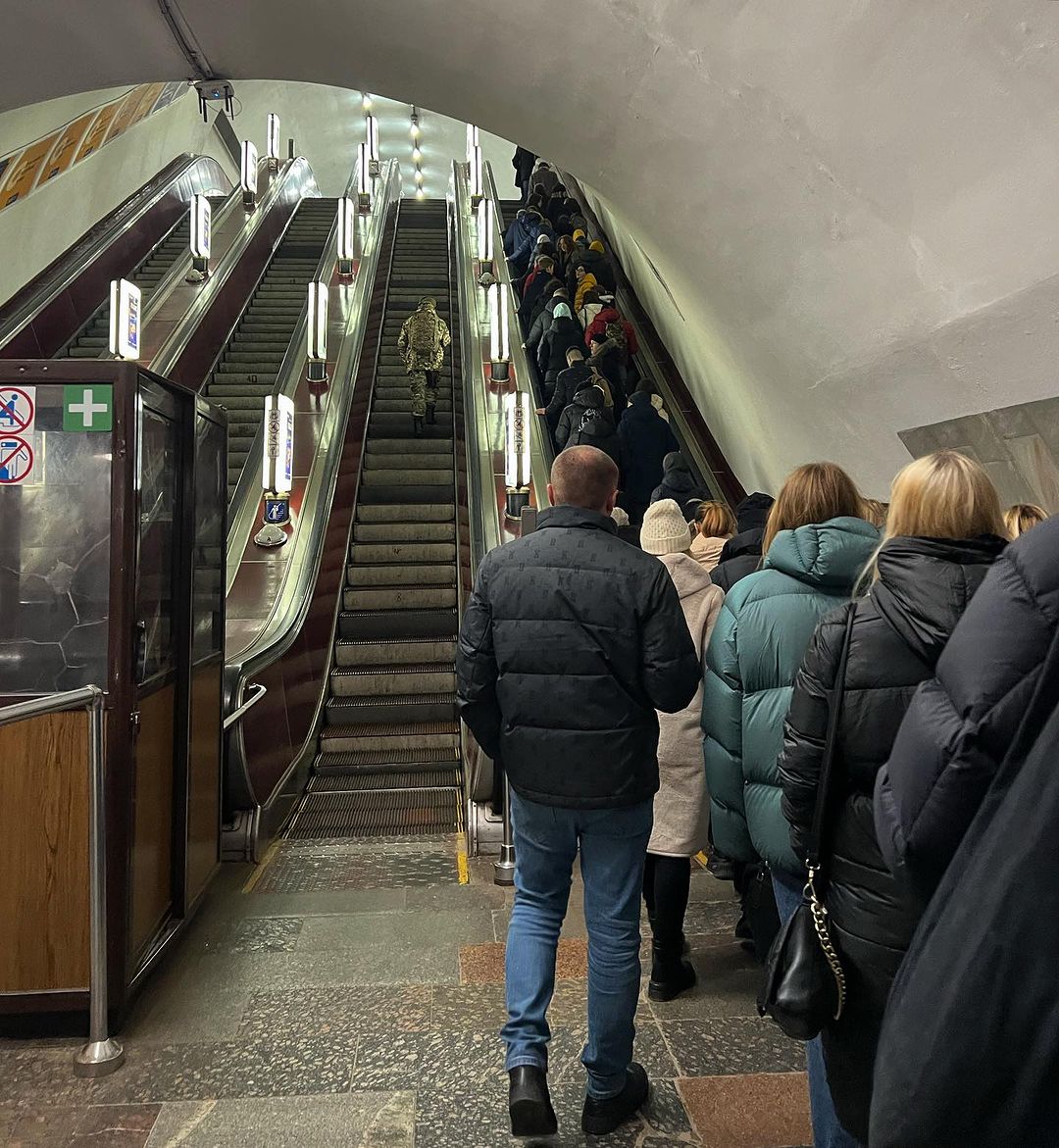 "Символизм зашкаливает". Фото военного в метро Киева взорвало сеть и стало символом года