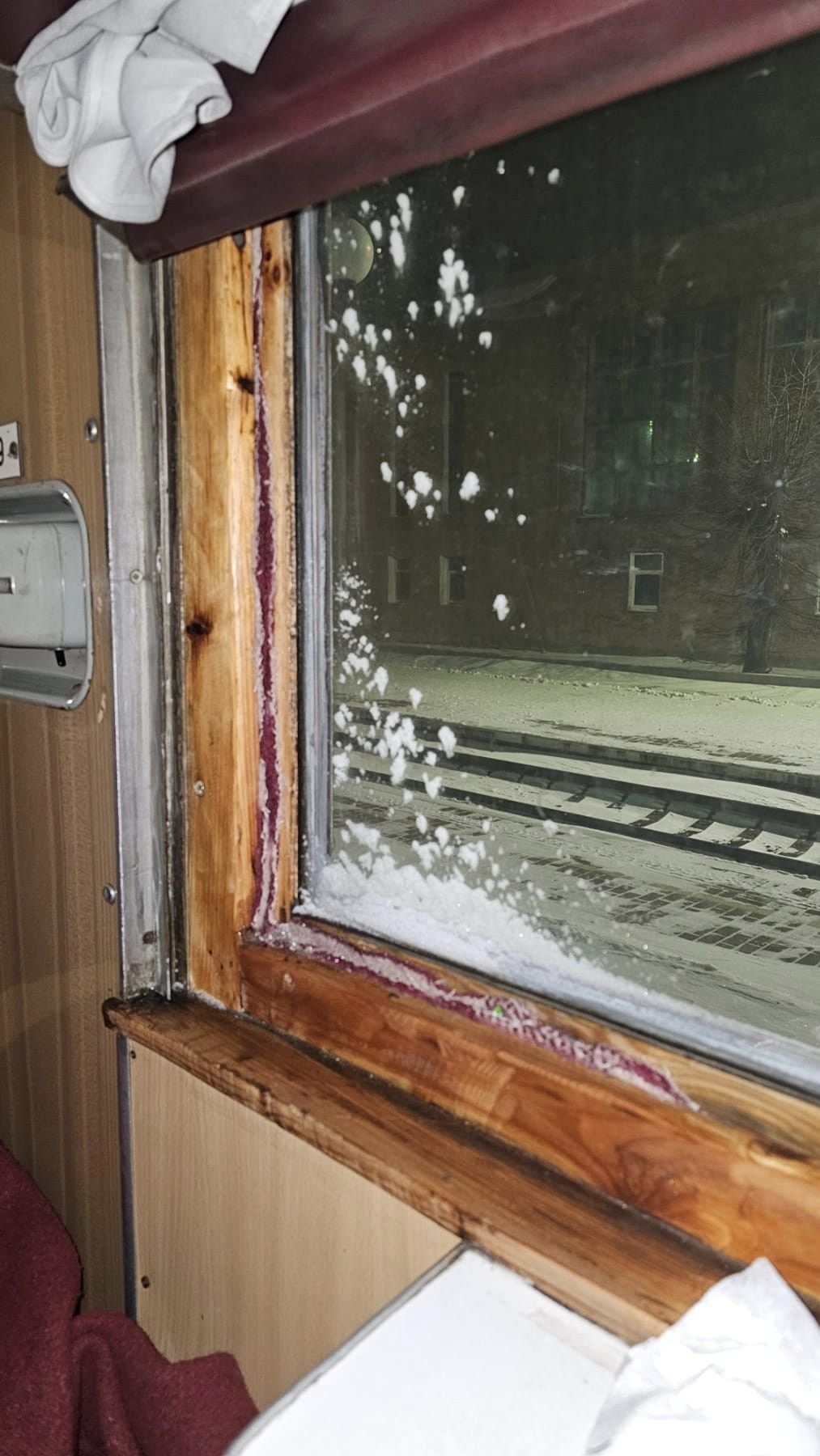 "Починили" окна старыми тряпками. Укрзализныцю обвинили в "замораживании" пассажиров (фото)