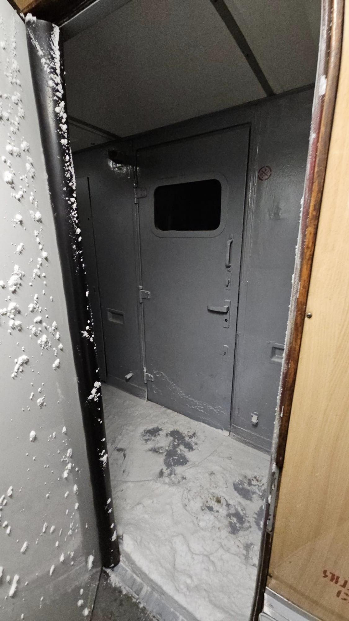 "Починили" окна старыми тряпками. Укрзализныцю обвинили в "замораживании" пассажиров (фото)