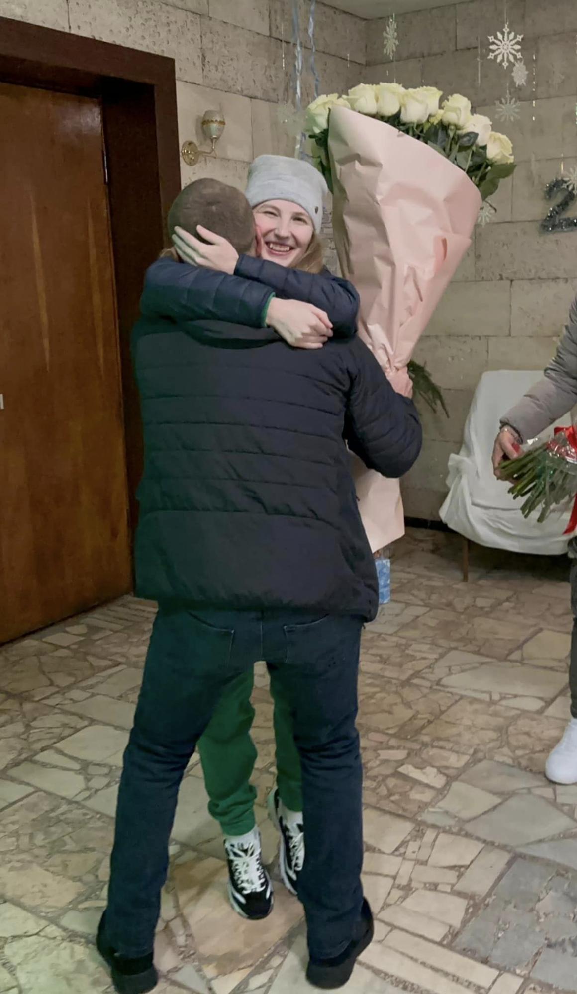"Справжні почуття не знають перешкод". Військова, яку повернули з полону, виходить заміж (фото)