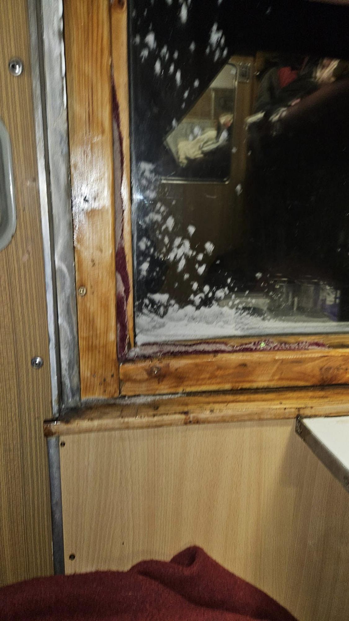 "Починили" окна старыми тряпками. Укрзализныцю обвинили в "замораживании" пассажиров (фото)