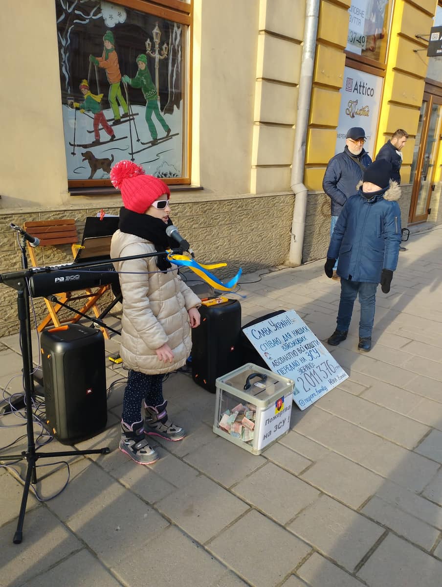 Незряча школярка зі Львівщини співами зібрала 2 мільйони для ЗСУ