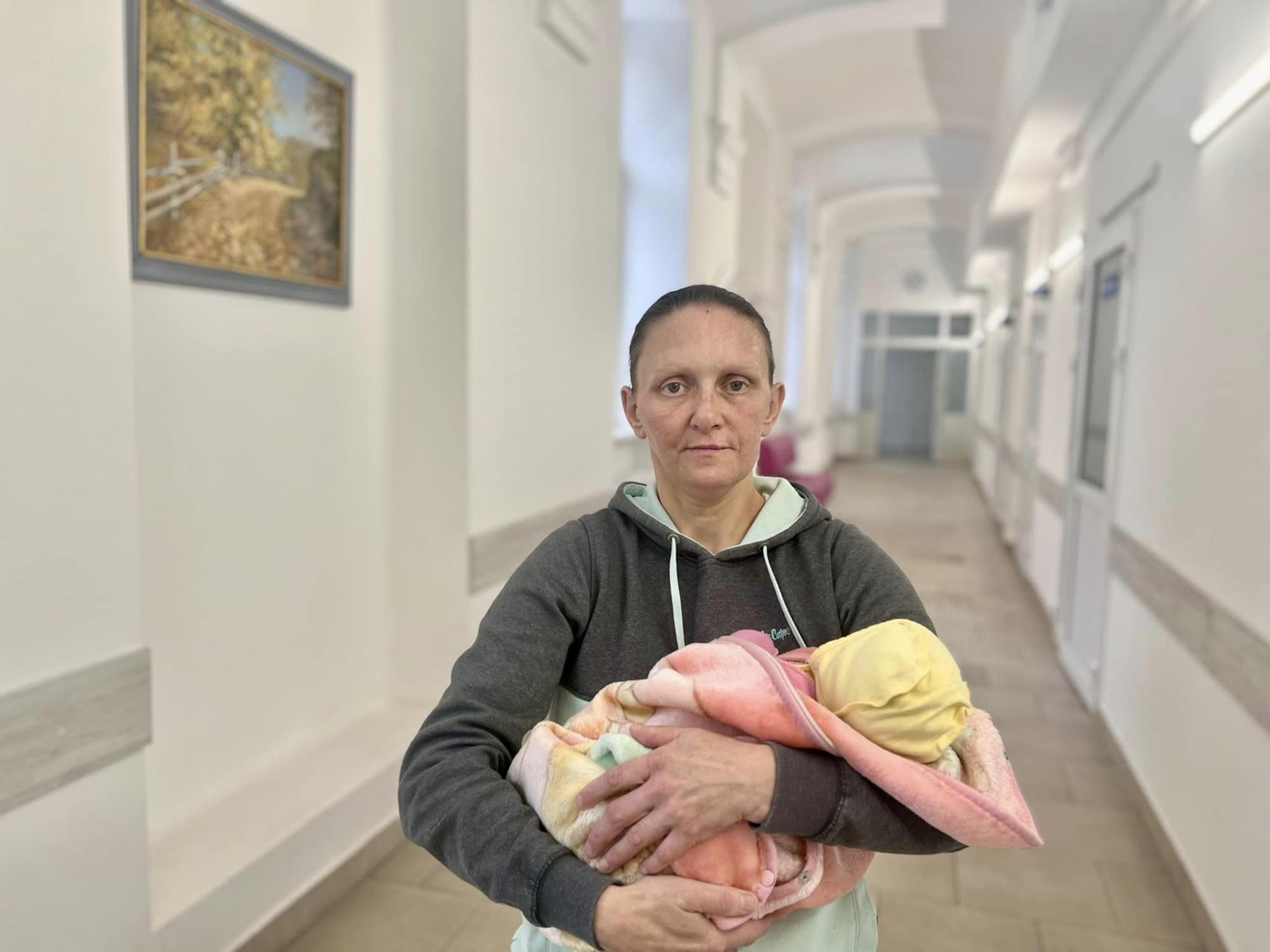 У Львові 40-річна жінка в 11 раз стала мамою: перші фото з пологового