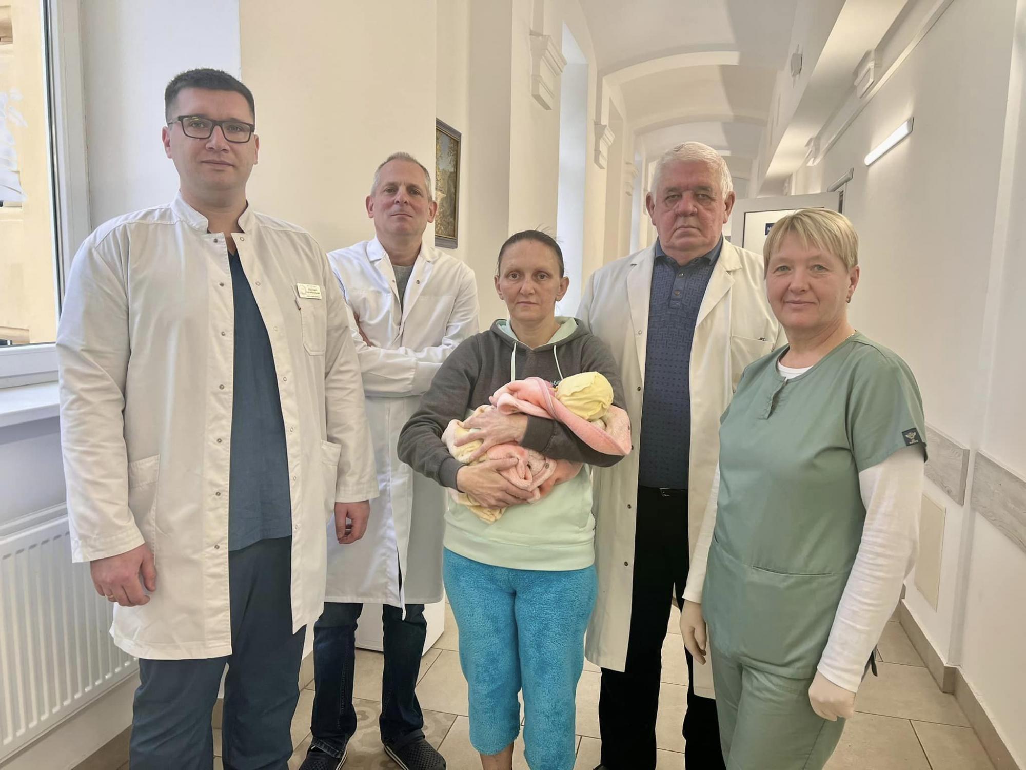 У Львові 40-річна жінка в 11 раз стала мамою: перші фото з пологового
