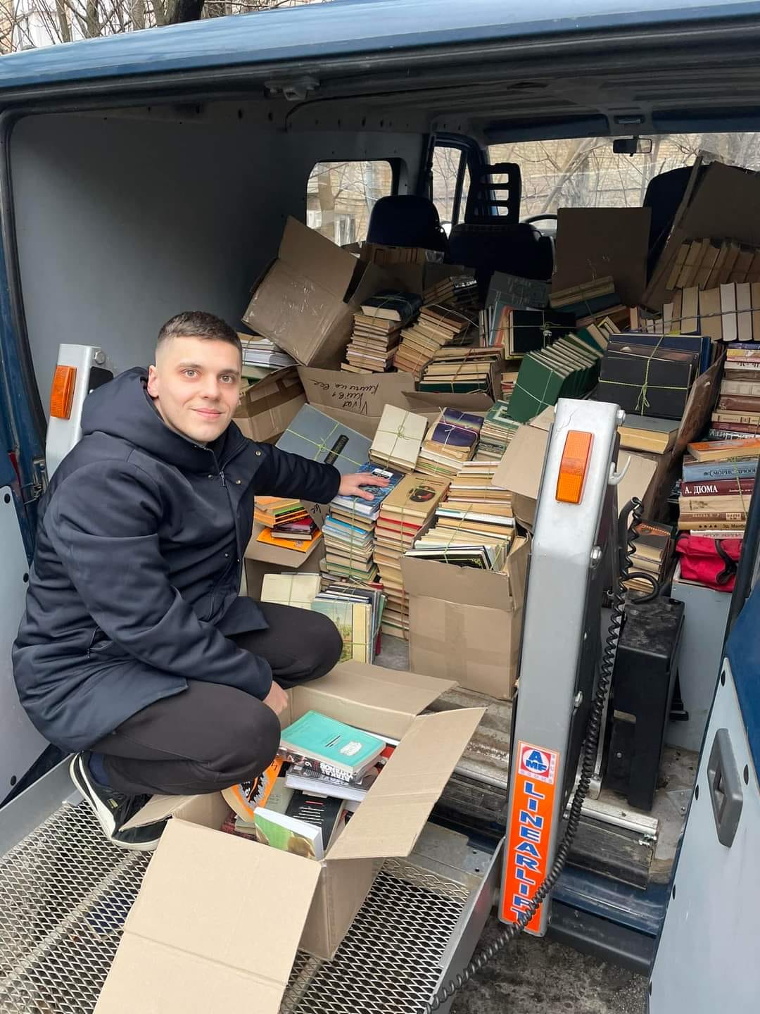 Російські книги та пластикові кришечки "перетворюють" на донати для ЗСУ: куди їх здавати