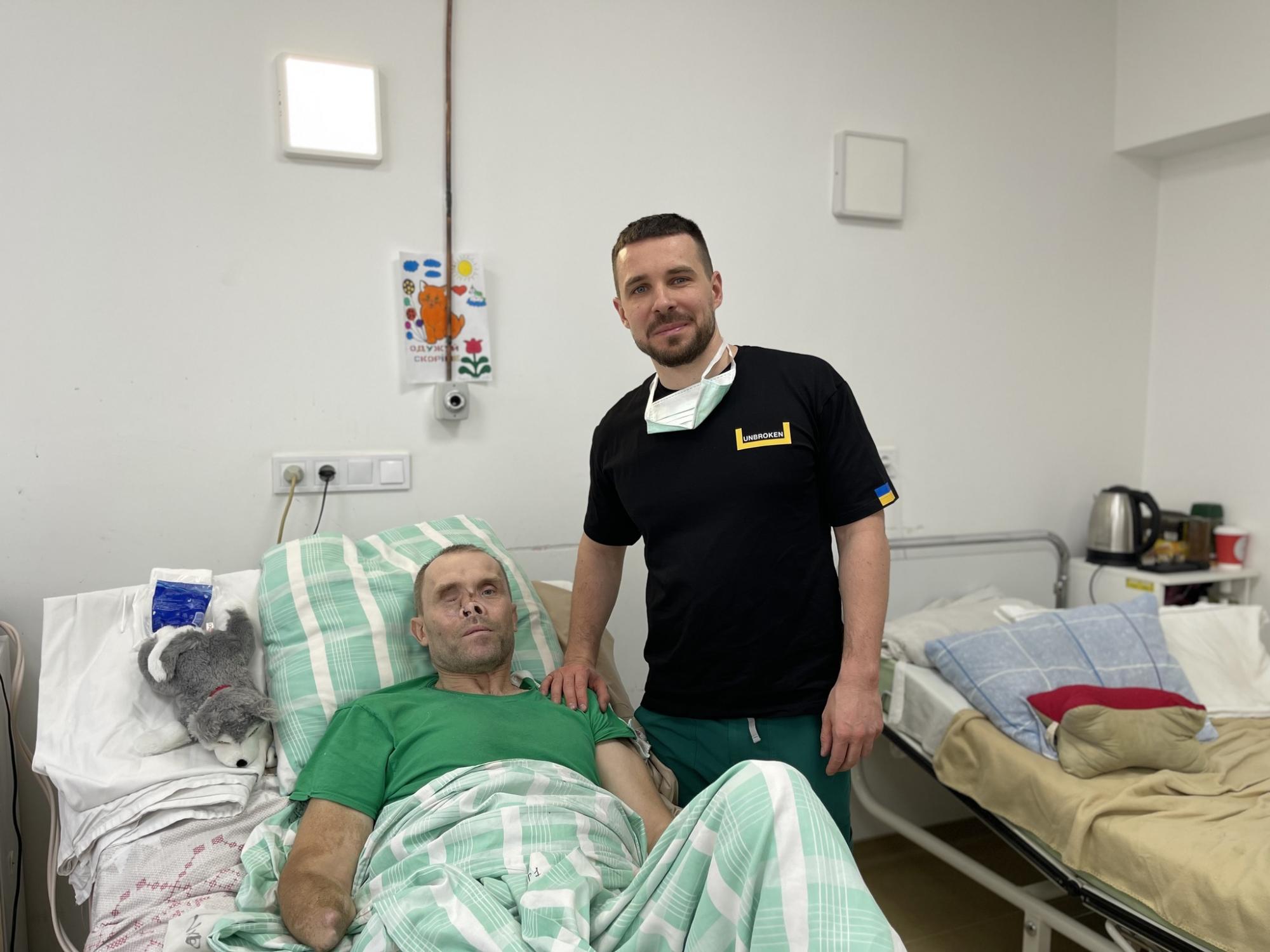 Доглядає важкопораненого сина: вчителька проводить онлайн-уроки з лікарняної палати
