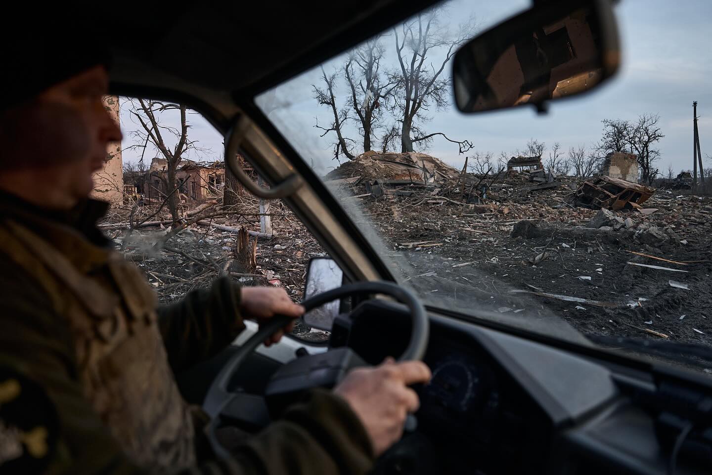 "На наших очах місто зрівняли з землею". Фотографи показали, як зараз виглядає Авдіївка