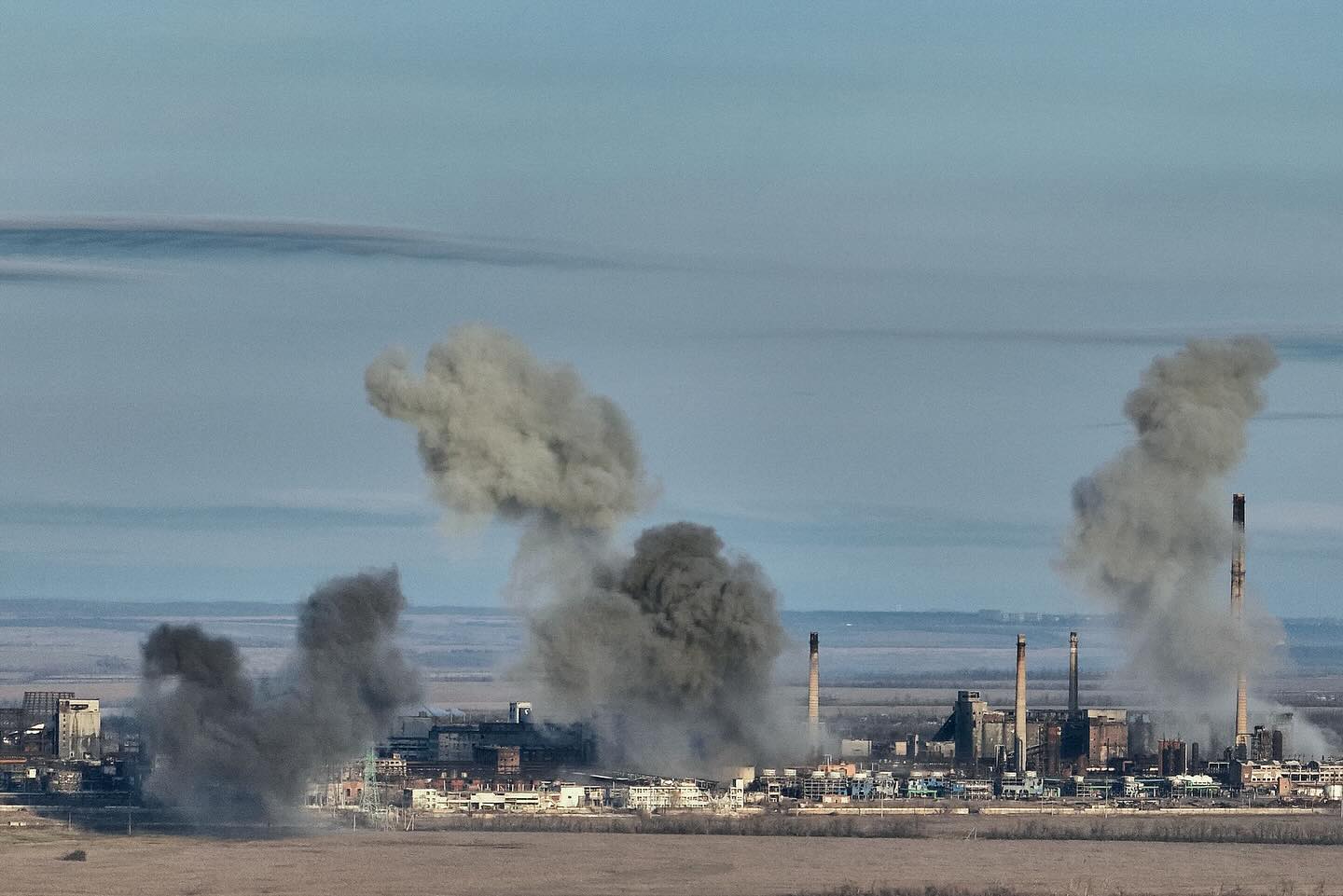 "На наших очах місто зрівняли з землею". Фотографи показали, як зараз виглядає Авдіївка