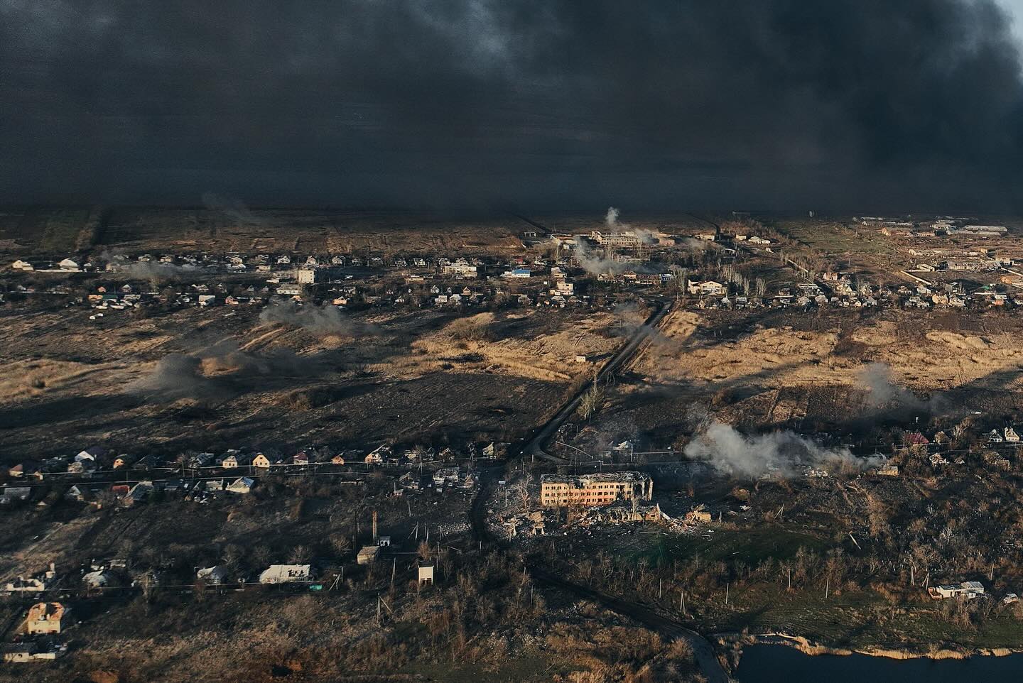 "На наших очах місто зрівняли з землею". Фотографи показали, як зараз виглядає Авдіївка