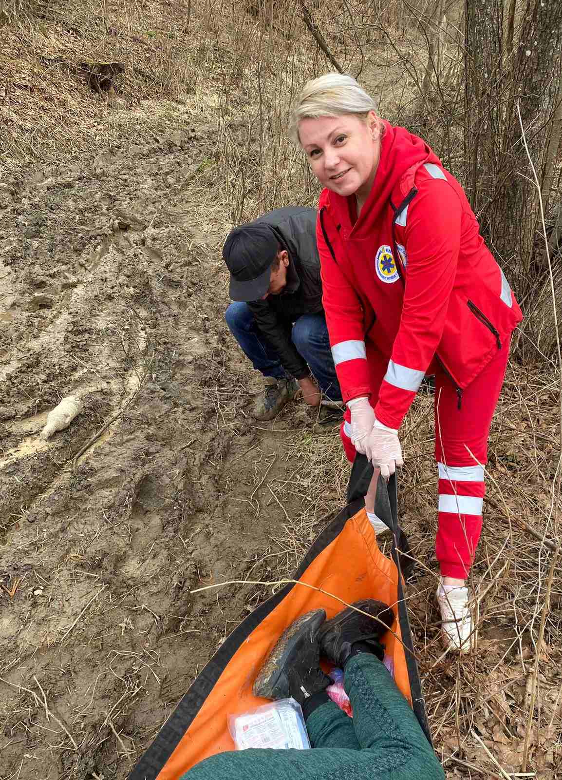 На Закарпатті 36-річна жінка народила восьму дитину: до "швидкої" її несли на ношах