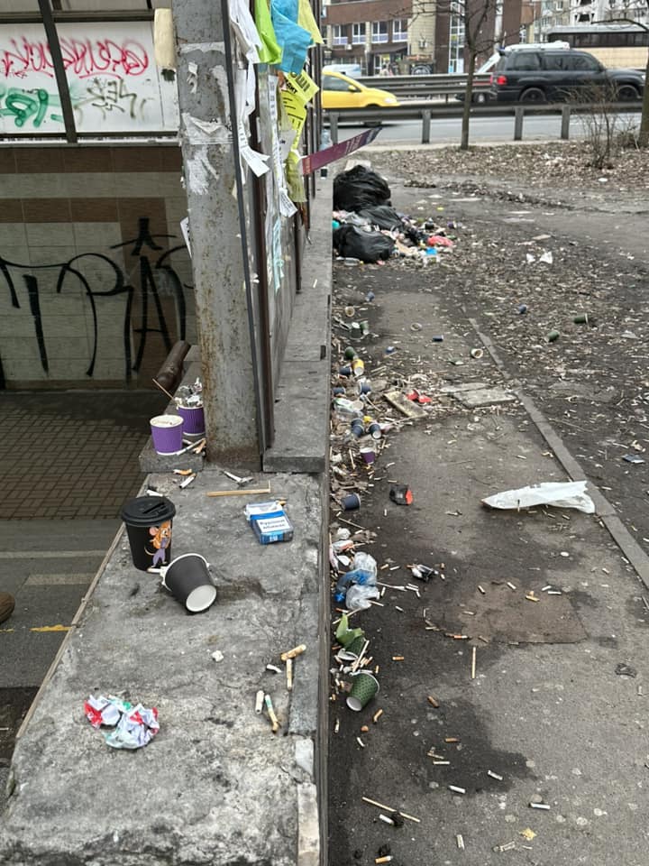 В Киеве станцию метро превратили в "мусорку". Фото, говорящие сами за себя