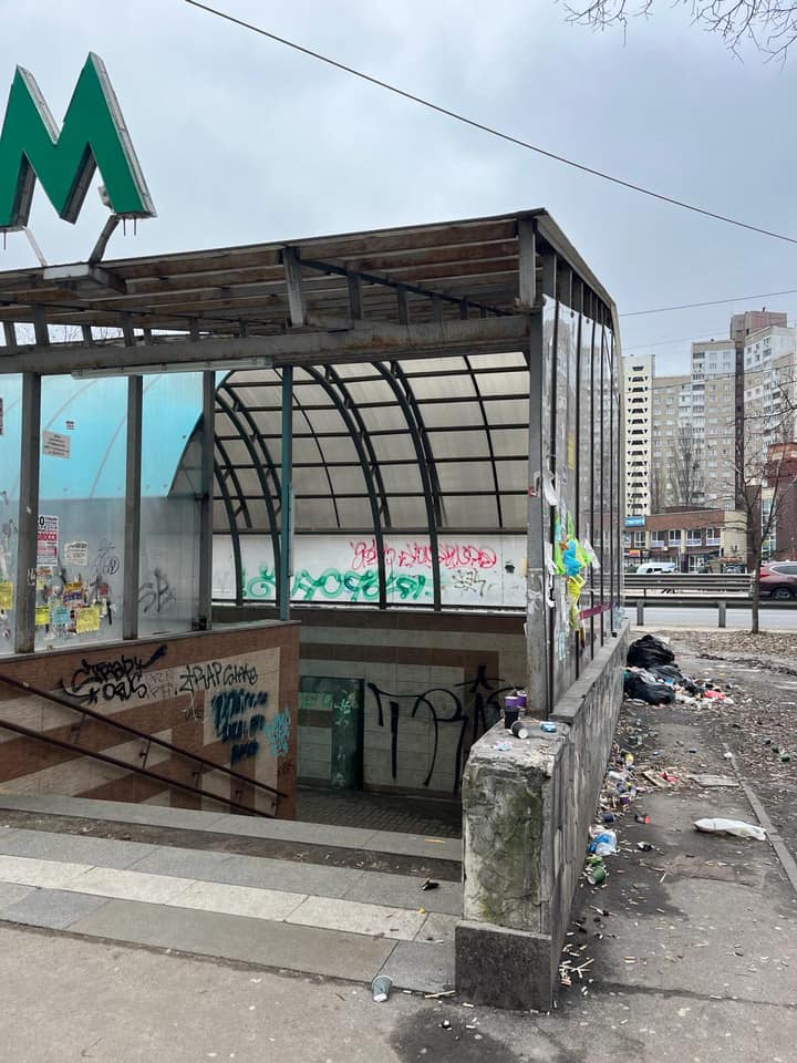 В Киеве станцию метро превратили в "мусорку". Фото, говорящие сами за себя