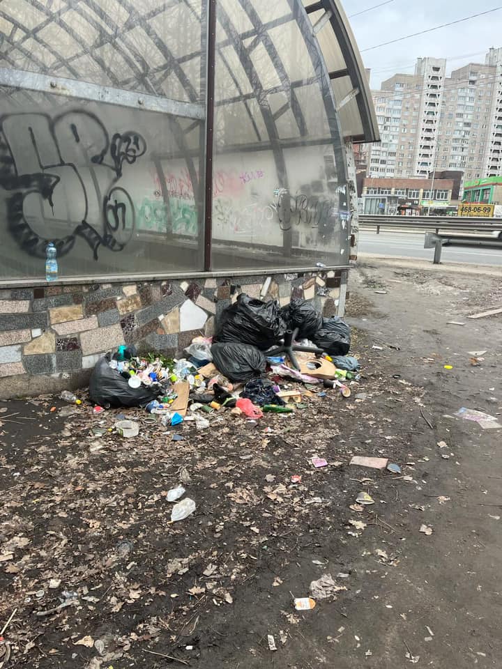 В Киеве станцию метро превратили в "мусорку". Фото, говорящие сами за себя