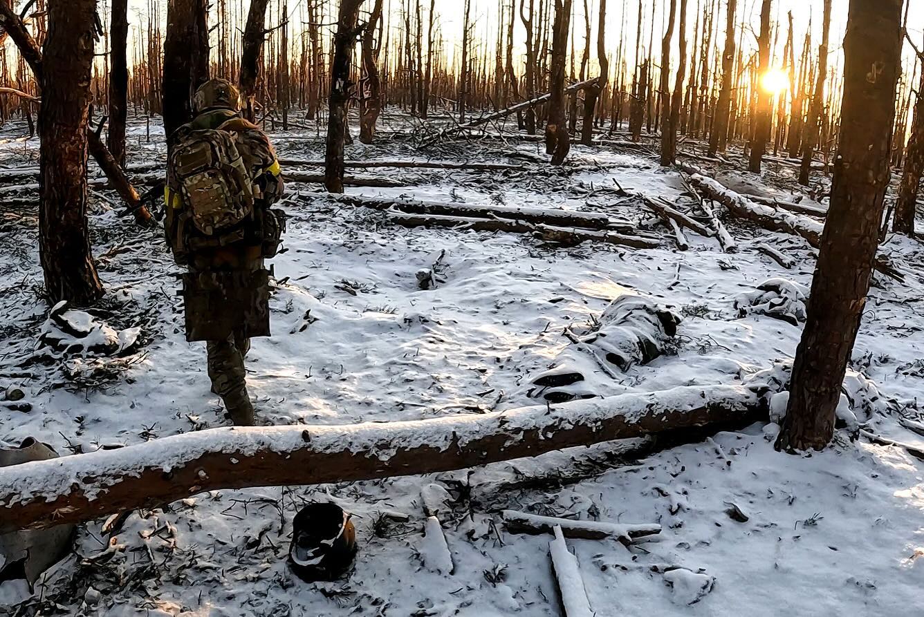 Фотографи показали, як наші воїни штурмують позиції росіян під Куп'янськом: вражаючі кадри