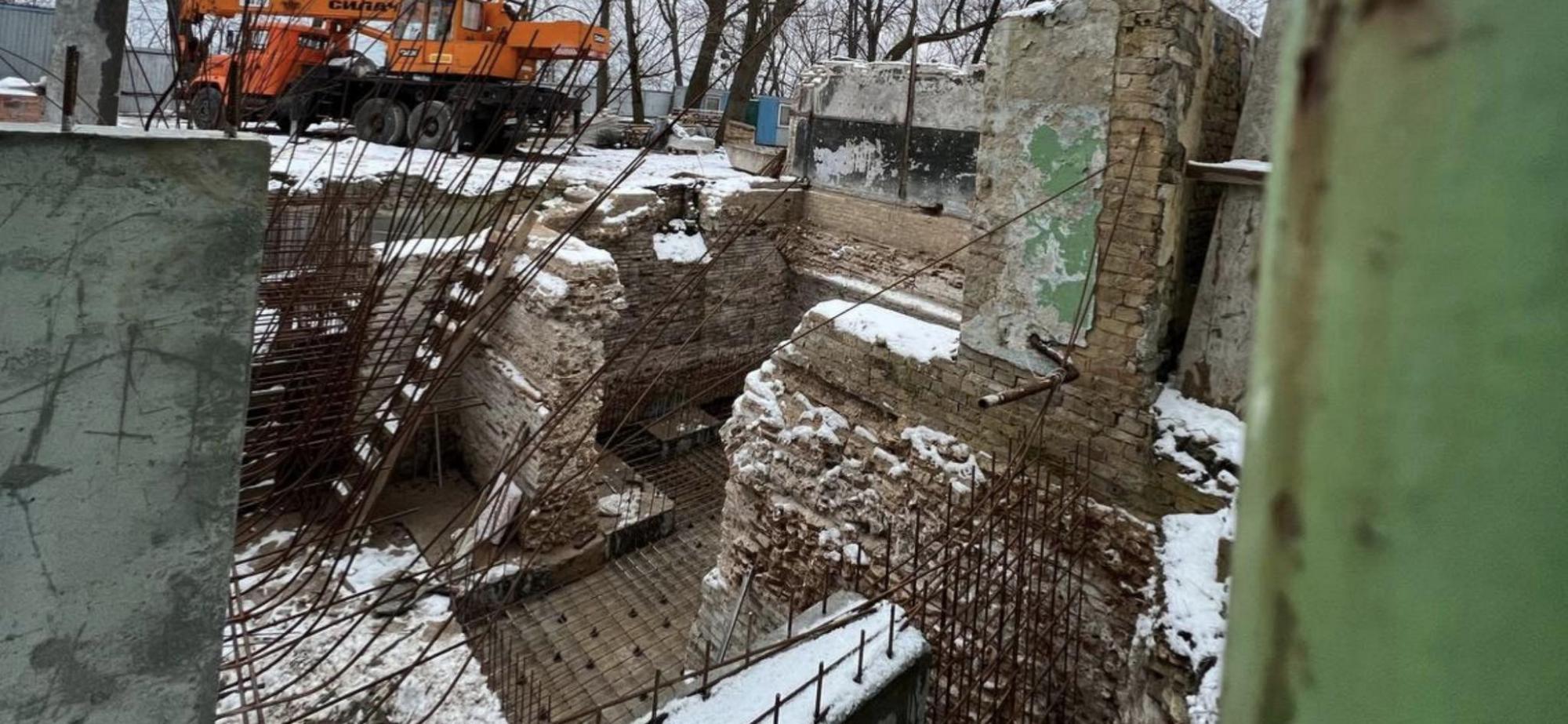 В Киеве под видом ремонта разбирают фундамент дворца ХVIII века (фото)