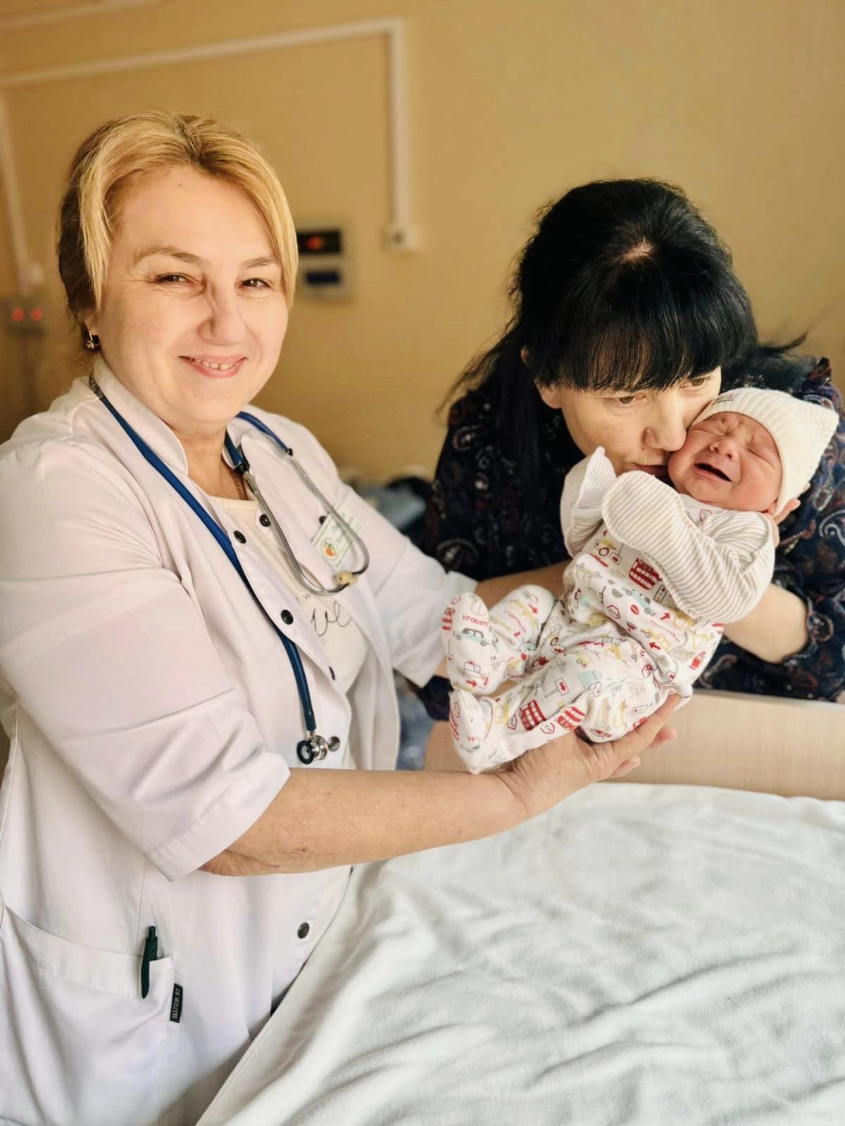 87-летняя украинка стала бабушкой для 105 внуков: как ей это удалось