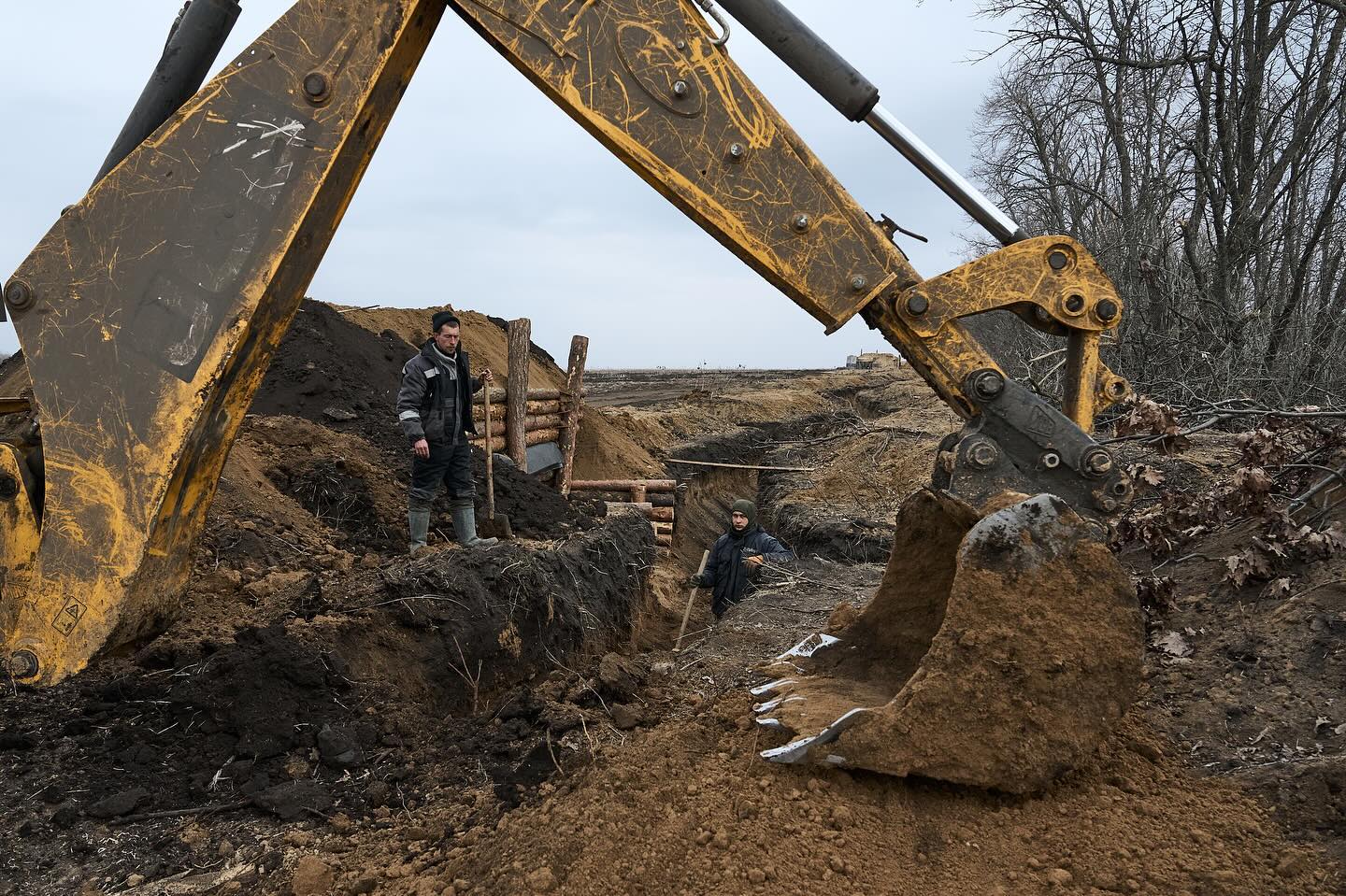 Дивіться, як будують фортифікаційні споруди на лінії оборони у Харківській та Сумській областях (фото)