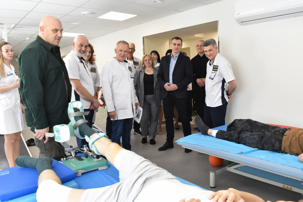 "Мріє мирно виховувати трьох дітей". Медики розчулили історією пораненого добровольця