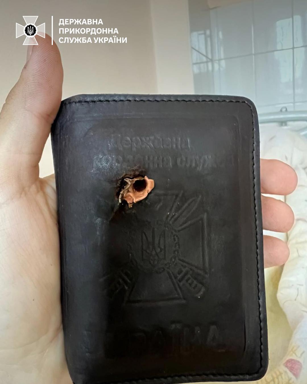 Могла стать роковой: удостоверение спасло пограничника в Волчанске от пули (фото)