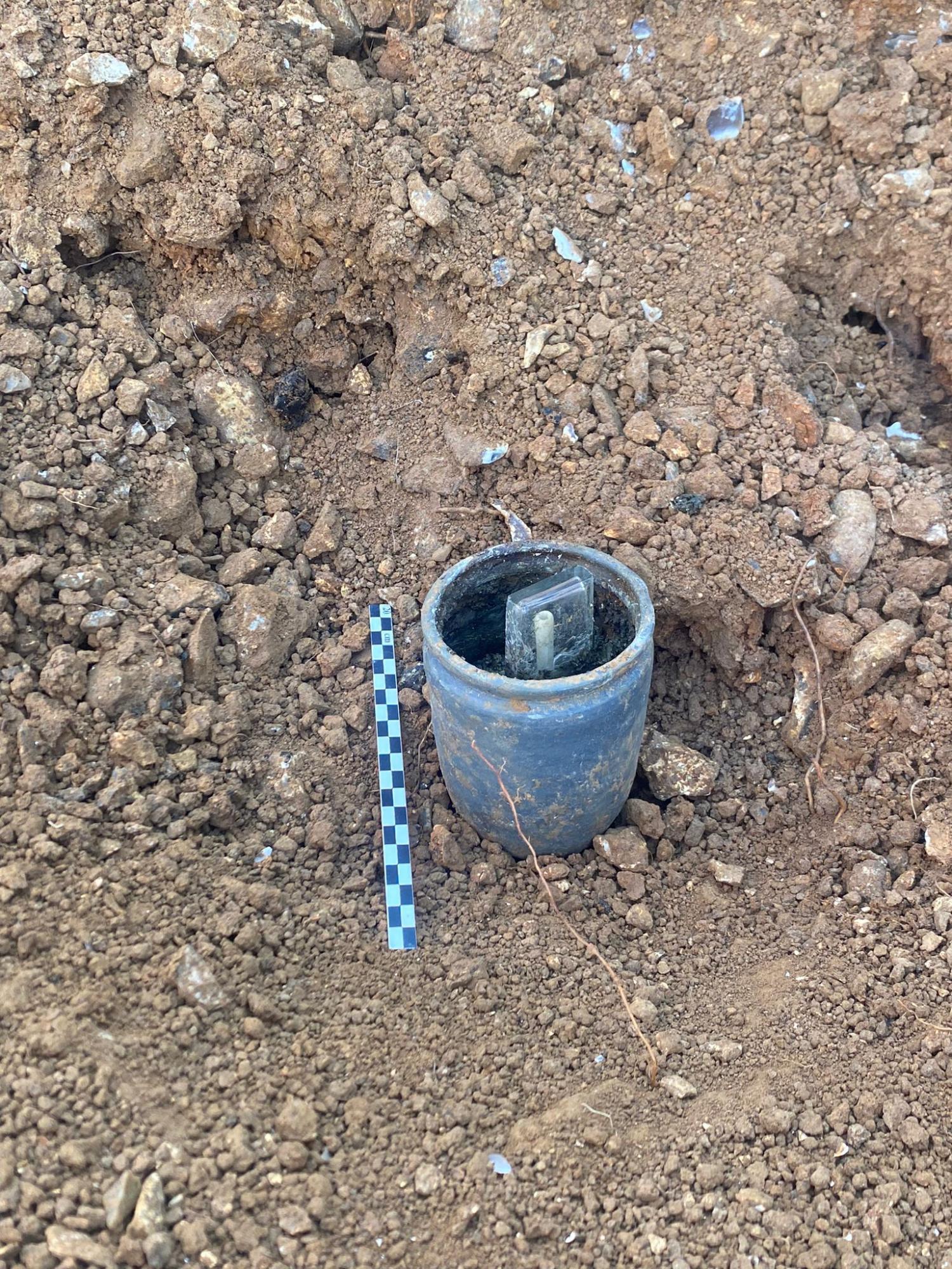 Волонтеры нашли 200-летнее послание в бутылке. Слова в записке их невероятно поразили (фото)
