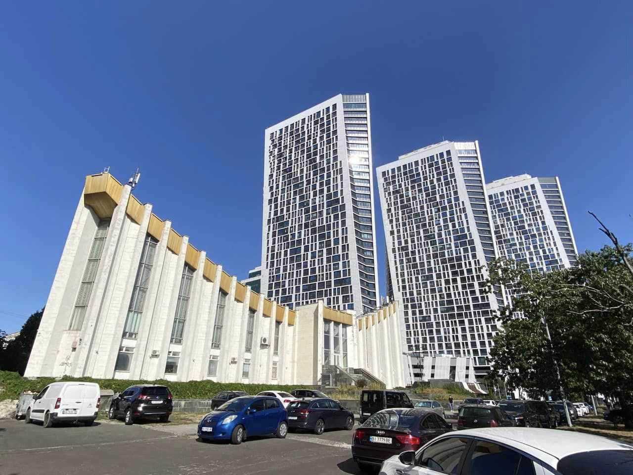 Як і чому велична будівля у центрі Києва перетворилася на "бермудський трикутник"