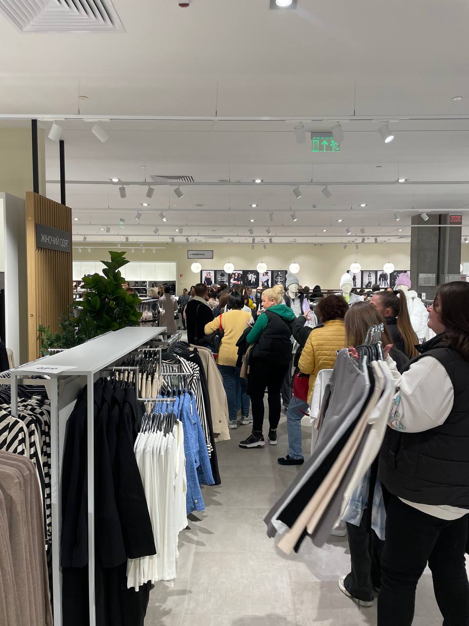 H&amp;M вернулся в Украину: фото и видео очередей и эмоции модников