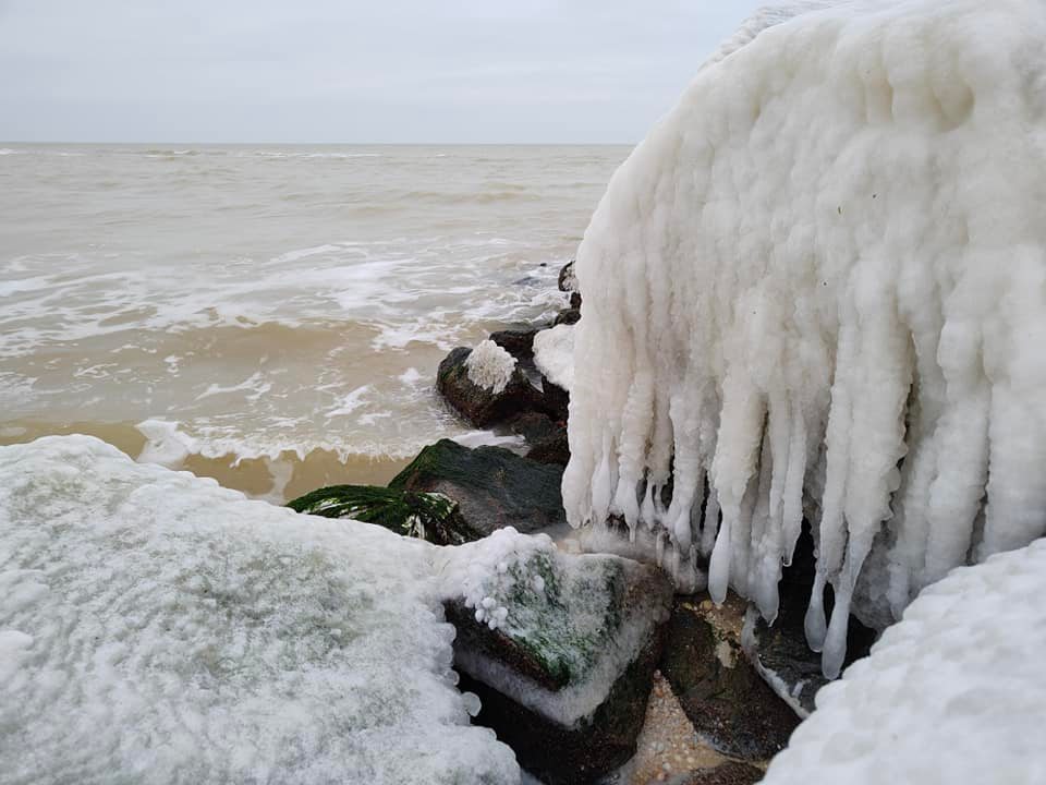 З'явилися вражаючі фото обледенілого берега Кирилівки