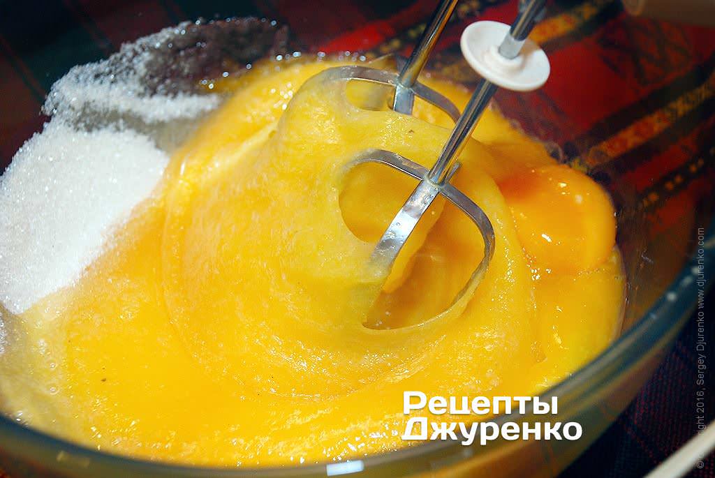Кулінар поділився "швидким" рецептом шарлотки з яблуками: впорається навіть початківець!