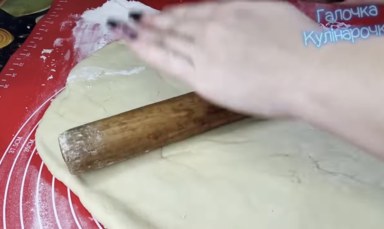 Вкусные пончики с вишнями на Рождество: простой пошаговый рецепт