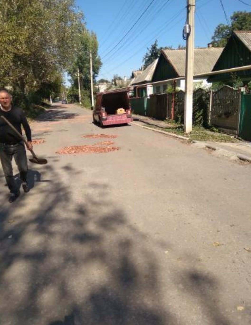 В оккупированном Донбассе ямы на дорогах латают мусором (фото)
