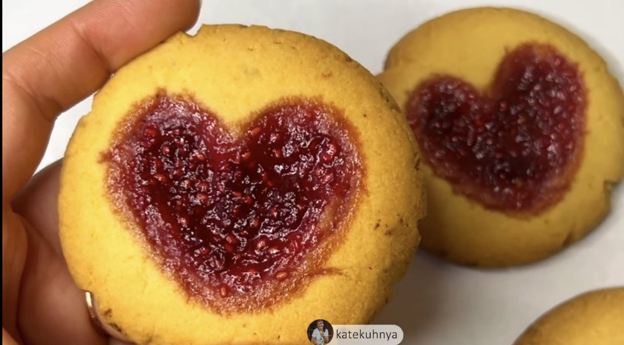 Съедобная валентинка: как приготовить вкусное печенье с сердечками на День влюбленных