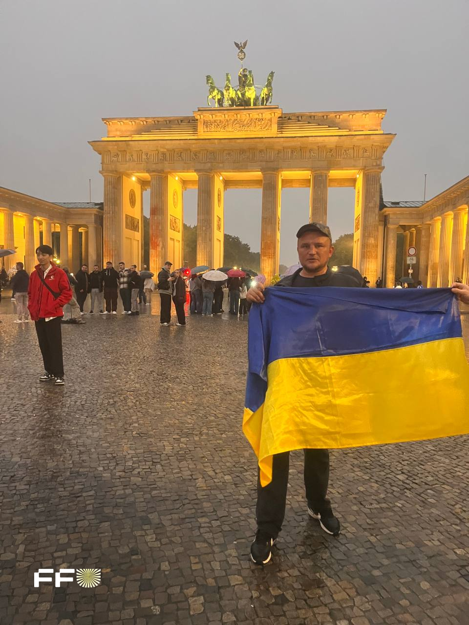 "Доводиться просити, щоб поступилися місцем". Воїн ЗСУ - про життя з протезом, реакцію суспільства і що тримає на плаву