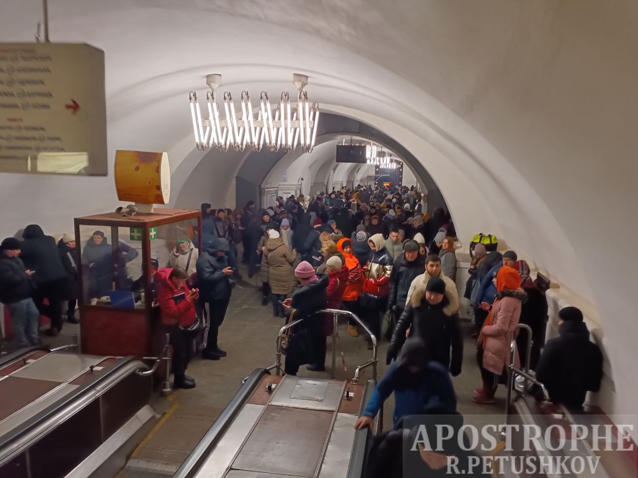 В метро Киева - коллапс. Кто-то прячется от ракет, кто-то спешит на работу (фото)