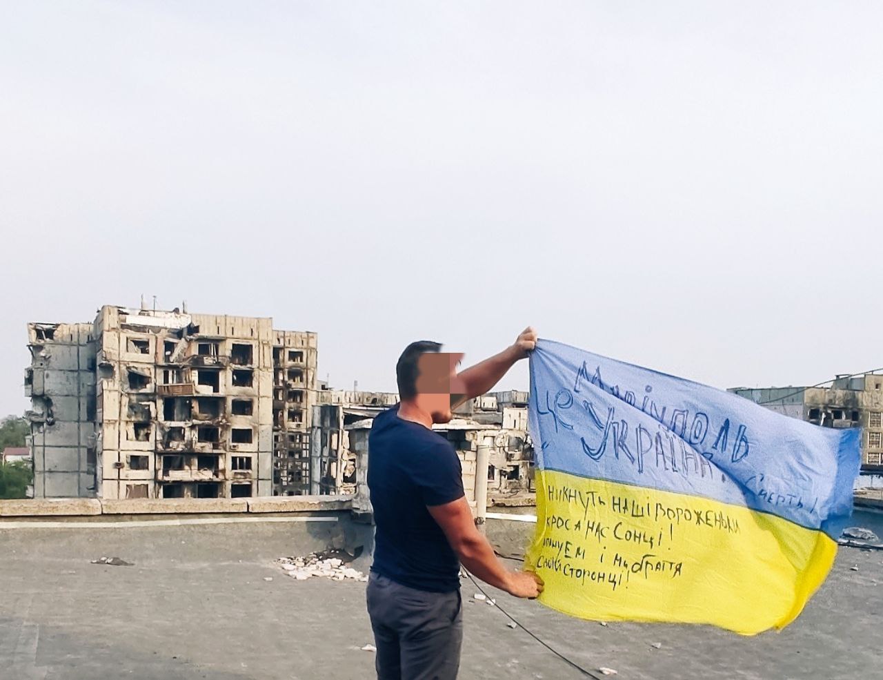 Маріуполь - це Україна! Над городом развернули украинский флаг (фото)