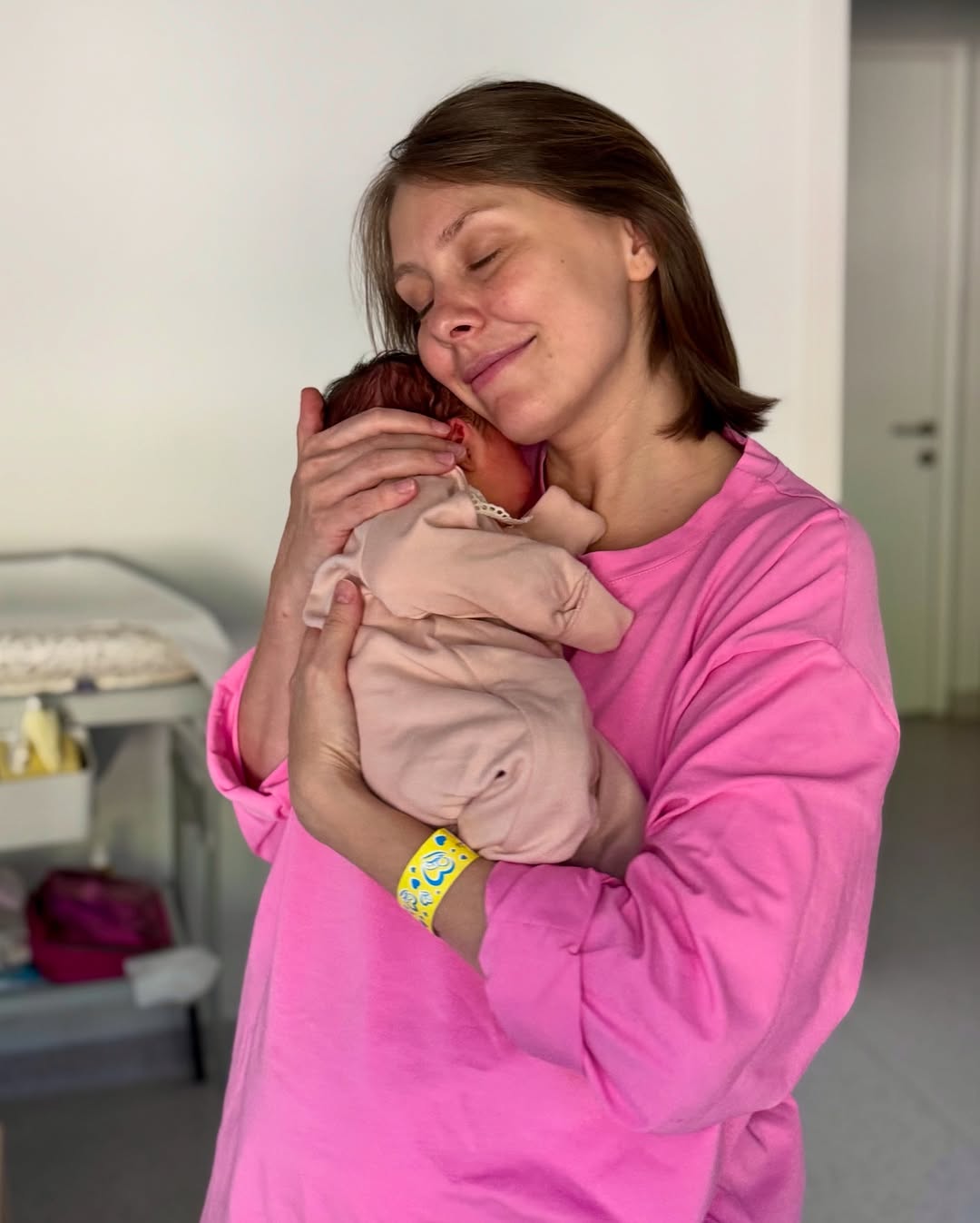 Відомий український ведучий втретє став батьком: перші фото та ім'я новонародженої доньки